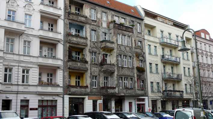 Straßenzug in einer Stadt mit alten und sanierten Mietshäusern, davor parken Autos (Quelle: rbb/OHRENBÄR/Sonja Kessen)