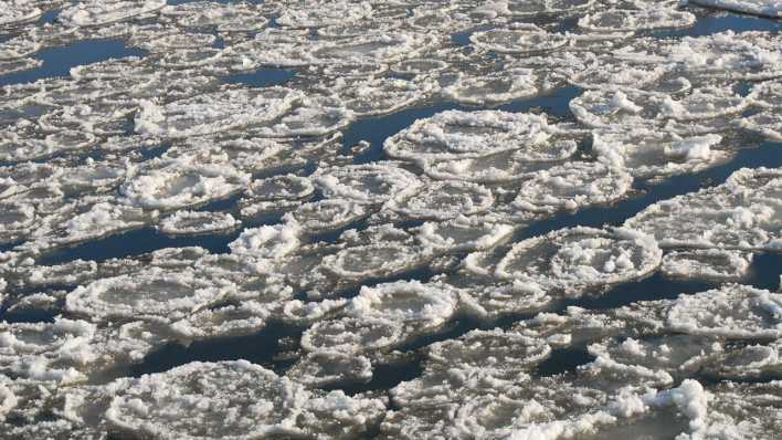 Eisschollen mit Schnee auf einem Gewässer (Quelle: rbb/OHRENBÄR/Birgit Patzelt)