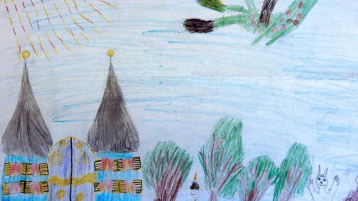 Bunte Kinderzeichnung: ein orientalisches Haus mit runden Türmen, dazwischen ein großes Tor, darüber fliegt ein Drache (Quelle: rbb/OHRENBÄR/Bianca)