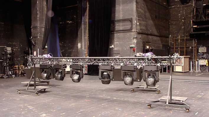 Eine große Theaterbühne mit Schweinwerferaufhängung auf dem Boden (Quelle: rbb/OHRENBÄR/Birgit Patzelt)
