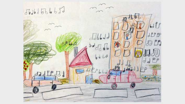 Kinderzeichnung: Blick auf eine Stadt über der Noten schweben (Quelle: rbb/OHRENBÄR/Franziska)