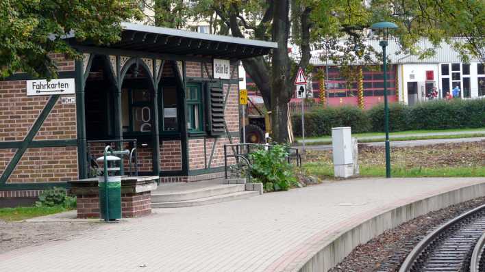 Blick auf eine Bahnstation mit Schienen (Quelle: rbb/OHRENBÄR/Sonja Kessen)