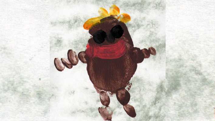Zeichnung: eine Figur, die wie eine Kartoffel aussieht, mit goldenen Haaren, Korkenarmen und -beinen und einem großen roten Mund (Quelle: rbb/OHRENBÄR/Sonja Kessen)