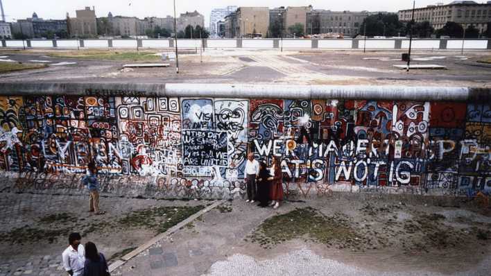 Blick über die Berliner Mauer, von West-Berlin aus fotografiert (Quelle: wikimedia/NancyWong)