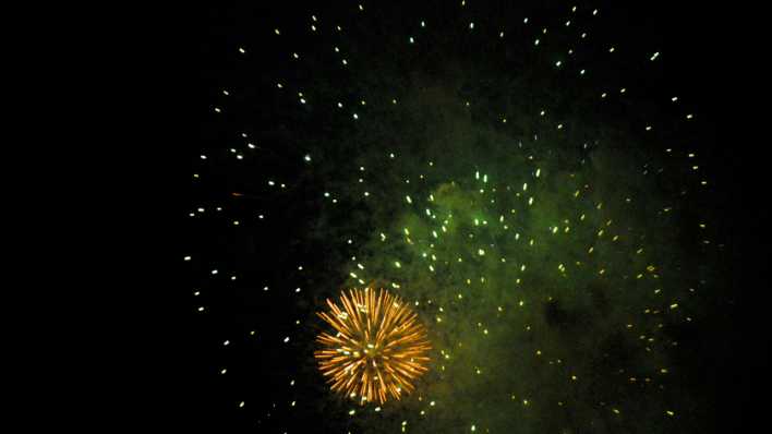 Blick in den Nachthimmel mit explodierten Raketen eines Feuerwerks (Quelle: rbb/OHRENBÄR/Birgit Patzelt)