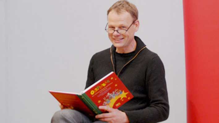 Schauspieler Joachim Schönfeld liest Radiogeschichten aus "OHRENBÄR – Die schönsten Weihnachtsgeschichten zum Vorlesen" © rbb/OHRENBÄR/Birgit Patzelt