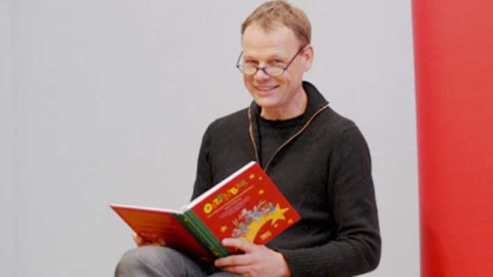 Schauspieler Joachim Schönfeld liest Radiogeschichten aus "OHRENBÄR – Die schönsten Weihnachtsgeschichten zum Vorlesen" © rbb/OHRENBÄR/Birgit Patzelt Schauspieler Joachim Schönfeld liest Radiogeschichten aus "OHRENBÄR – Die schönsten Weihnachtsgeschichten zum Vorlesen" © rbb/OHRENBÄR/Birgit Patzelt