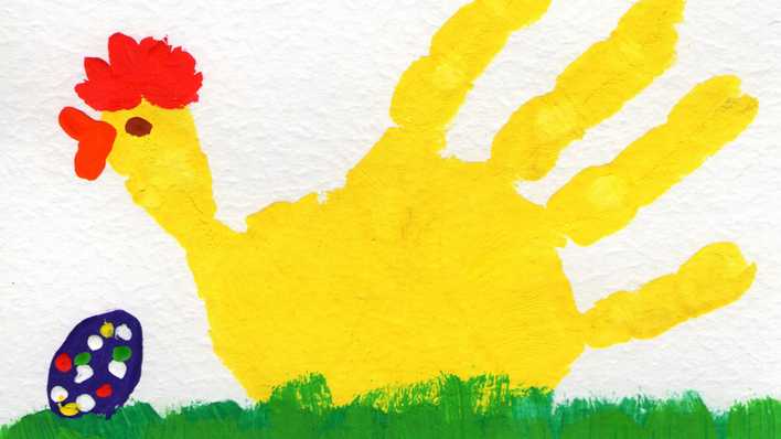 Kinderzeichnung: eine gelbe Hand als Hahn mit buntem Osterei auf einer grünen Wiese (Quelle: rbb/OHRENBÄR/Sonja Kessen)