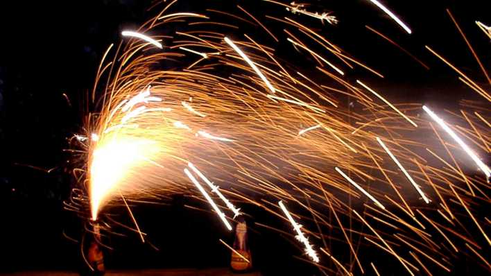 Feuerwerk mit sprühenden Funken (Quelle: rbb/OHRENBÄR/Birgit Patzelt)