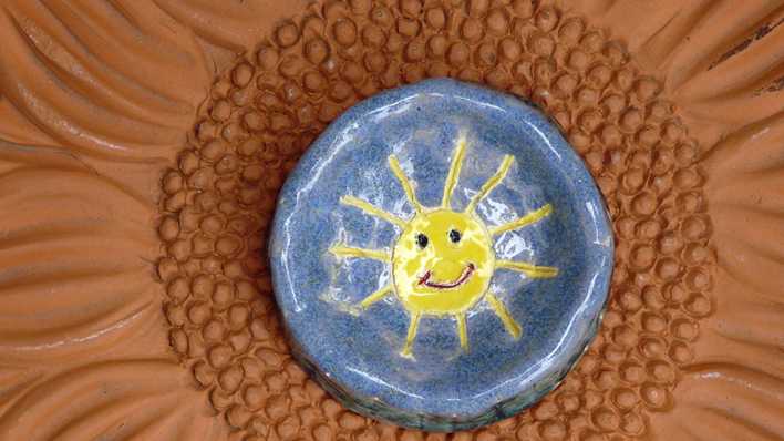 Blaue Keramikschale mit goldener Sonne auf einem Tongefäß (Quelle: rbb/OHRENBÄR/Sonja Kessen)