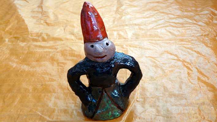 Kleiner Zauberer aus Keramik auf einer orangefarbenen Folie (Quelle: rbb/OHRENBÄR/Sonja Kessen)