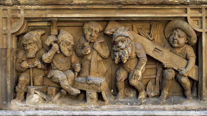 Steinrelief des Kölner Heinzelmännchenbrunnens (Quelle: imago/Werner Otto)