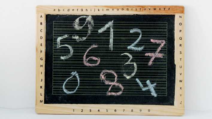 Eine Schiefertafel, auf der die Zahlen 0 bis 9 mit farbiger Kreide geschrieben sind (Quelle: rbb/OHRENBÄR/Birgit Patzelt)