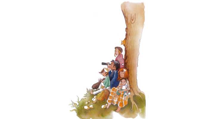 Zeichnung: die Räuberfamilie an einem Baum, Kleiner Räuber sitzt auf dem Schoß der Mutter und der Vater schaut durch ein Fernrohr (Quelle: Ellermann Verlag/Iris Hardt)