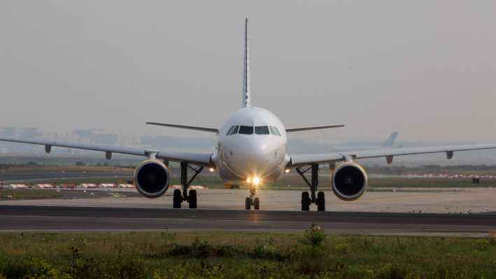 Ein Flugzeug startet auf einer Start-und Landebahn / Flugplatz, Ansicht von vorn (Quelle: imago images/Rüdiger Wölk)