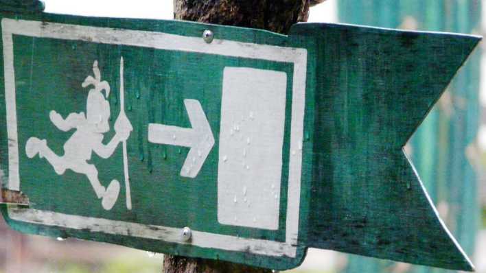 Ein grünes Hinweisschild, das (weißen) Rittern den Fluchtweg weist (Quelle: rbb/OHRENBÄR/Sonja Kessen)