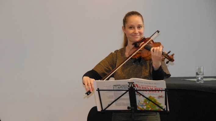 Sarah Piorkowsky spielt Geige, vor ihr ein Notenständer (Quelle: rbb/OHRENBÄR/Birgit Patzelt)