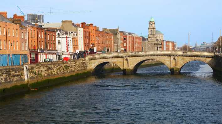 Häuserfront am Kanal in Dublin/Irland, mit Blick auf Queen Mave, die älteste Dubliner Brücke (Quelle: Colourbox/Artur Bogacki)