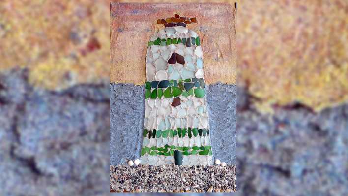 Bunte Collage: Ein Leuchtturm, gemalt und mit kleinen Steinen gebastelt (Quelle: rbb/OHRENBÄR))