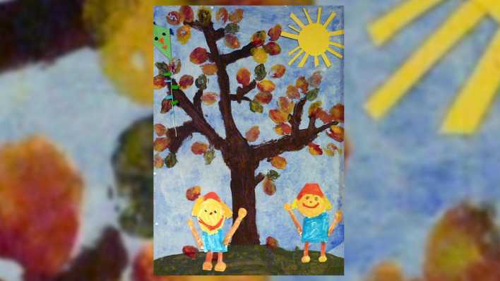 Bunte Kinderzeichnung: zwei Kinder auf einer Wiese, unter einem Apfelbaum, ein grüner Drache steht und die Sonne lacht am Himmel (Quelle: rbb/OHRENBÄR)