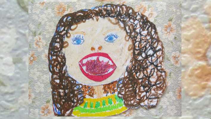 Kinderzeichnung: Mädchen mit braunen Haaren, der Mund ist weit geöffnet, im Hintergrund Tapete mit Blumenmuster (Quelle: Nikolas Nink)
