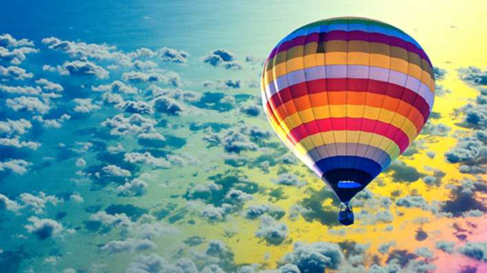 Ein bunter Heißluftballon in den Wolken (Quelle: colourbox)