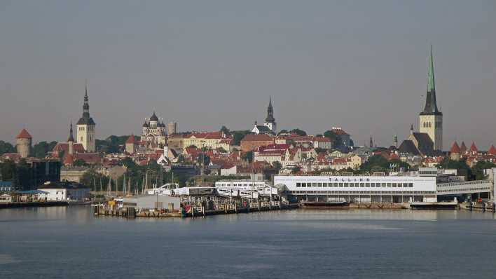 Blick auf die Hafenstadt Tallin mit den vielen Kirchtürmen (Quelle: imago images/Raimund Mueller)