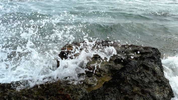 Ein Fels im Meerwasser, Wellen schlagen an (Quelle: rbb/OHRENBÄR/Sonja Kessen)