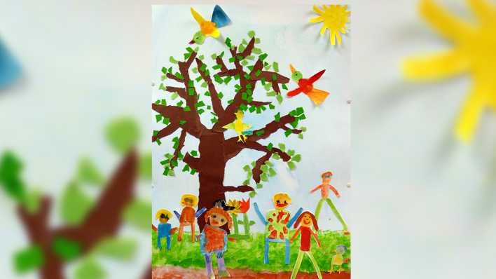 Eine gemalte Collage: Baum mit Kindern davor, mit Vögel, Sonne, Blumen und Hahn (Quelle: rbb/OHRENBÄR)