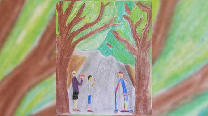Zeichnung: zwei Jungen und ein Mädchen auf einem Roller, unter großen Bäumen (Quelle: Nikolas und Noam Nink)