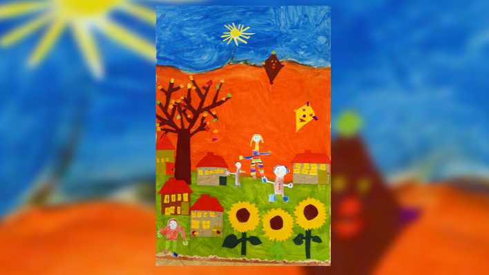 Bunte Kinderzeichnung: Häuser, Menschen, auf einer Wiese mit Sonnenblumen, darüber der blaue Himmel mit Sonne und fliegenden Drachen (Quelle: rbb/OHRENBÄR)