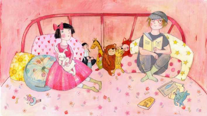 Bunte Zeichnung: zwei Mädchen sitzen auf einem großen Bett, Drumherum viele Kuscheltiere, ein Mädchen liest (Quelle: rbb/OHRENBÄR/Daniela Bunge)