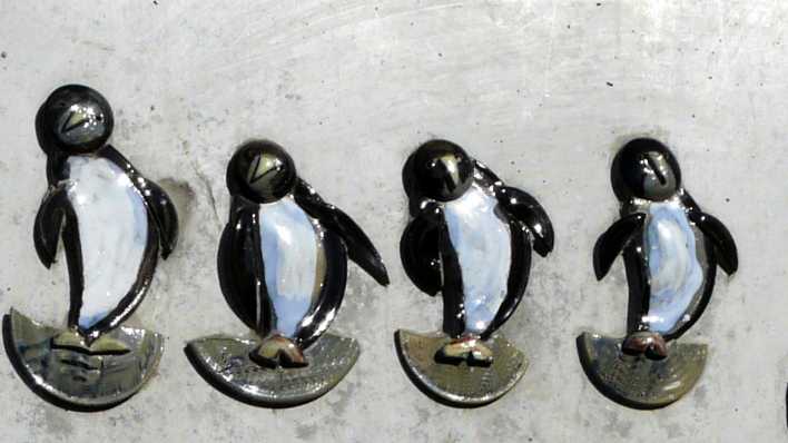 Keramik mit einer Pinguingruppe (Quelle: rbb/OHRENBÄR/Sonja Kessen)