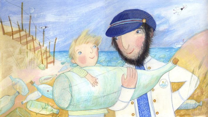 Ein Junge mit einer Flasche in den Armen, daneben ein bärtiger Seemann, im Hintergrund die Küste und das Meer (Quelle: rbb/OHRENBÄR/Daniela Bunge)