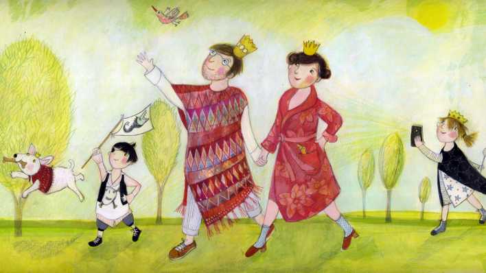 Bunte Zeichnung: Emily mit ihren Eltern, ihrem Bruder in Kostümen, ein fliegendes Schwein und ein bunter Vogel, in einer grünen Landschaft (Quelle: rbb/OHRENBÄR/Daniela Bunge)