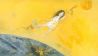 Bunte Zeichnung: Gabriele in einem Sternenkleid fliegt mit einem Papierdrachen durch den gelben Raum, unter ihr die Erde, vor ihr der Mond, darauf ein Hase (Quelle: rbb/OHRENBÄR/Daniela Bunge)