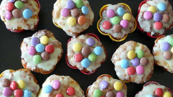 Muffins mit heller Glasur und bunten Schokolinsen, von oben (Quelle: rbb/OHRENBÄR/Sonja Kessen)