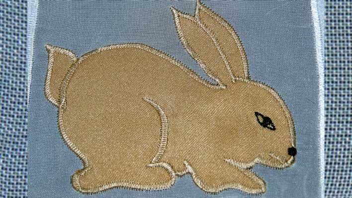 Stickerei: ein brauner Hase auf einer blauen Fläche (Quelle: rbb/OHRENBÄR/Sonja Kessen)