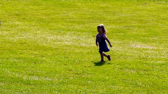 Ein kleines Mädchen auf einer großen, grünen Wiese (Quelle: rbb/OHRENBÄR/Sonja Kessen)