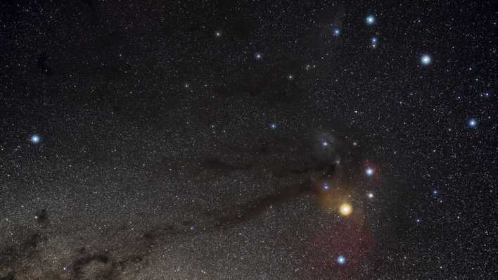 Klarer Sternenhimmel bei Nacht (Quelle: imago images/Westend 61)