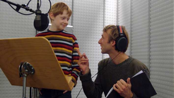 Regisseur Martin Heindel mit Textbuch (rechts) gibt Leo Vornberger Tipps für die Rolle als "Kind" (Quelle: rbb)