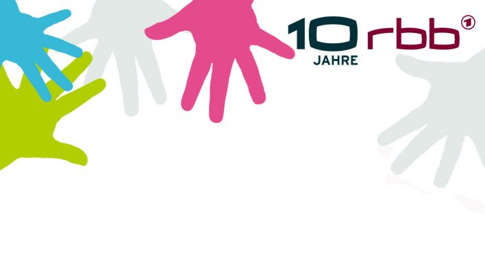 Bunte Kinderhände auf weißer Fläche, dazu das Logo "10 Jahre rbb" (Quelle: rbb)