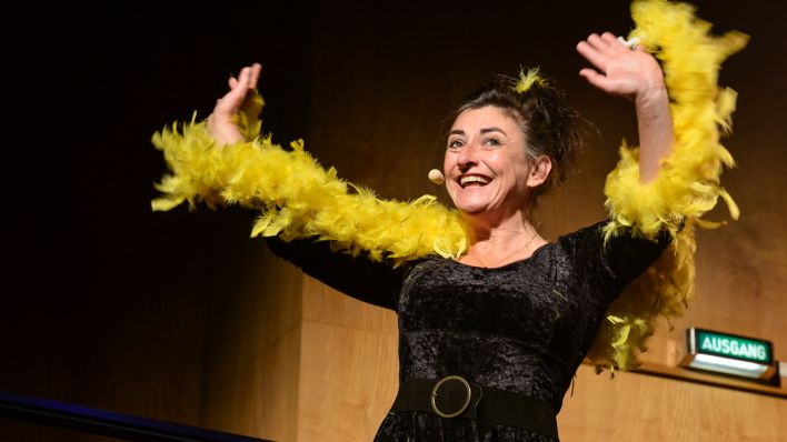 Schauspielerin Ilka Teichmüller als Krähe, mit einem gelben Federumhang (Quelle: rbb/Oliver Ziebe)