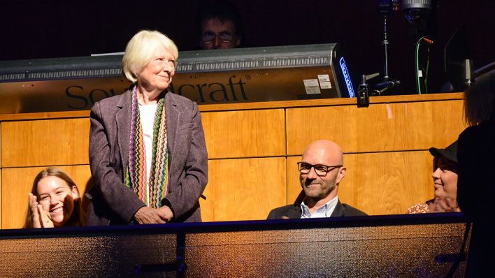 OHRENBÄR-Erfinderin Marianne Wagner, stehend im Publikum (Quelle: rbb/Oliver Ziebe)