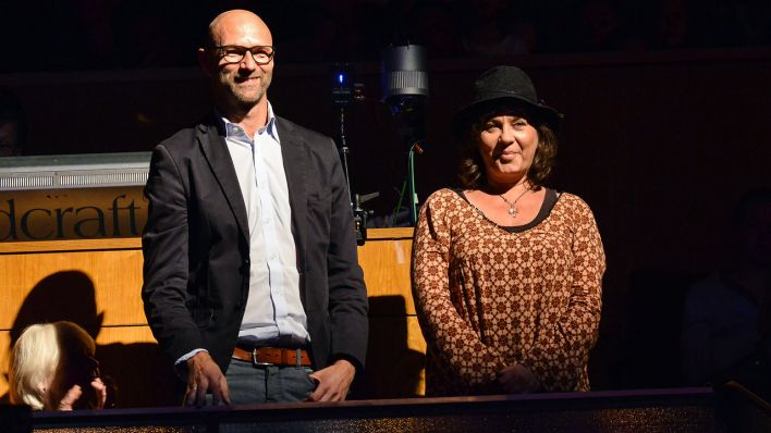 Das Autorenpaar Thomas Brinx und Anja Kömmerling, stehend im Publikum (Quelle: rbb/Oliver Ziebe)
