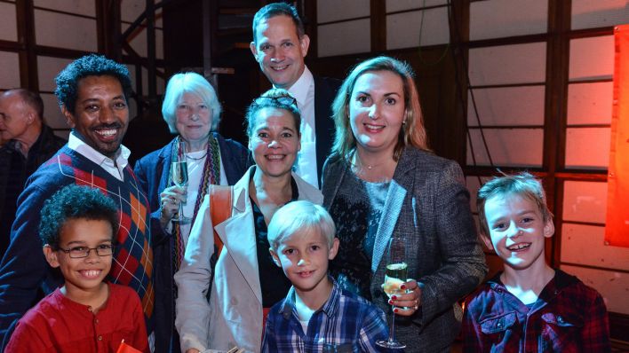 Gruppenbild mit Daniel Reinsberg, Marianne Wagner, Astrid Kohrs, Sonja Kessen und Kindern (Quelle: rbb/Oliver Ziebe)