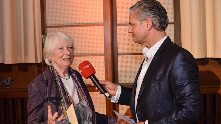 radioBERLIN-Moderator Ingo Hoppe interviewt die OHRENBÄR-Erfinderin Marianne Wagner (Quelle: rbb/Oliver Ziebe)