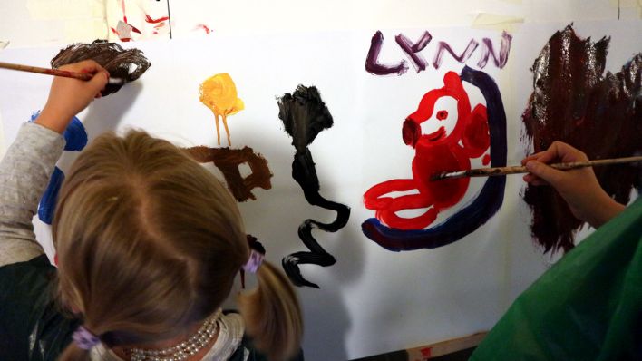 Kinder malen an der großen Malwand (Quelle: rbb/Martha Zan)