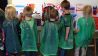 Kinder mit grünen Umhängen, an der großen Malwand (Quelle: rbb/Martha Zan)