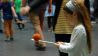 Ein Kind balanciert einen Ball auf einem Holzlöffel (Quelle: rbb/Birgit Patzelt)